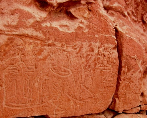 Fragmento de mural. Figuras antropomorfas con tocado en cabeza. Sitio arqueológico Yerbas Buenas. Desierto de Atacama, Chile. Foto: Ximena Jordán.